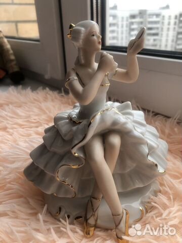 Статуэтка фарфор. Балерина с зеркальцем