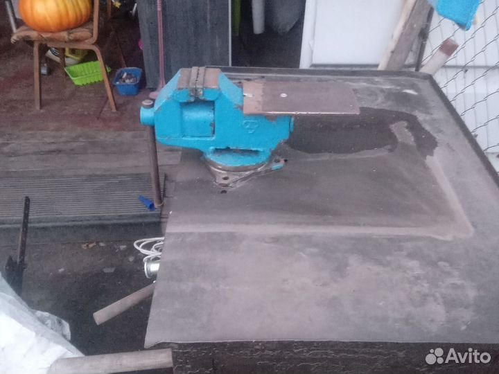 Стол с тисками