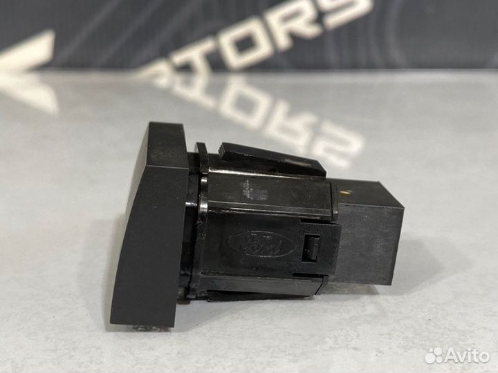 Кнопка антипробуксовочной системы Ford Explorer