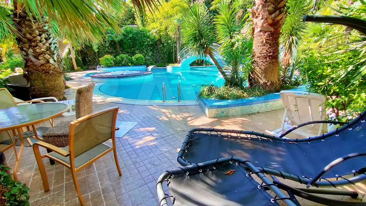 Дом 505,4 м² на участке 42,6 сот.