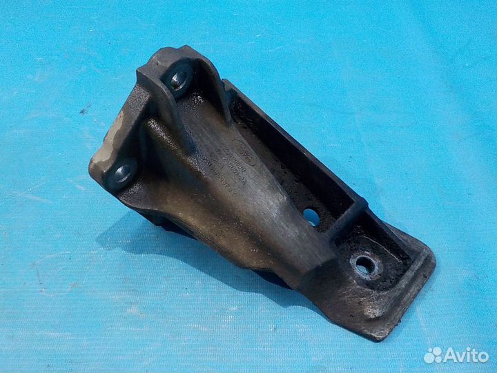 Кронштейн опоры двигателя левый land rover Discove