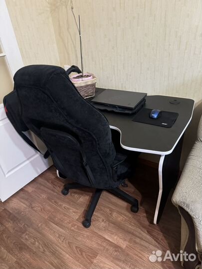 Компьютерное кресло и стол