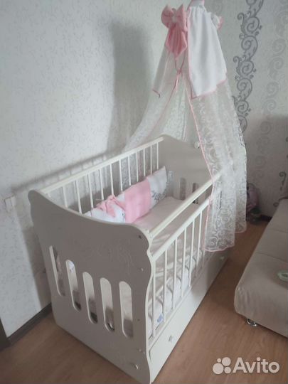 Детская кроватка с маятником и ящиком