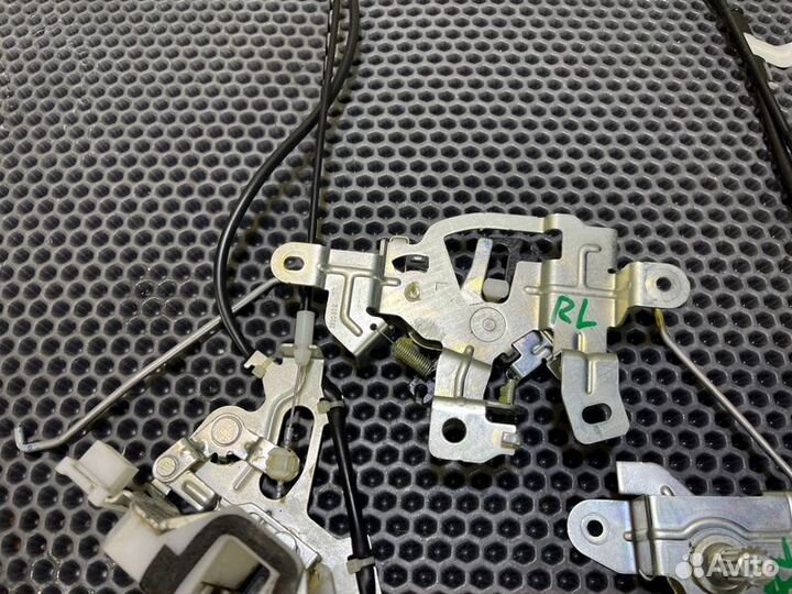 Замок двери лев. зад. Toyota FJ cruiser