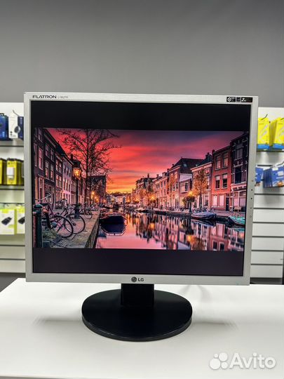 Монитор 19 дюймов LG L1952TR
