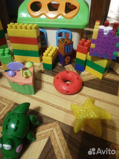 Игрушки: Домик, катерок и 2 лейки