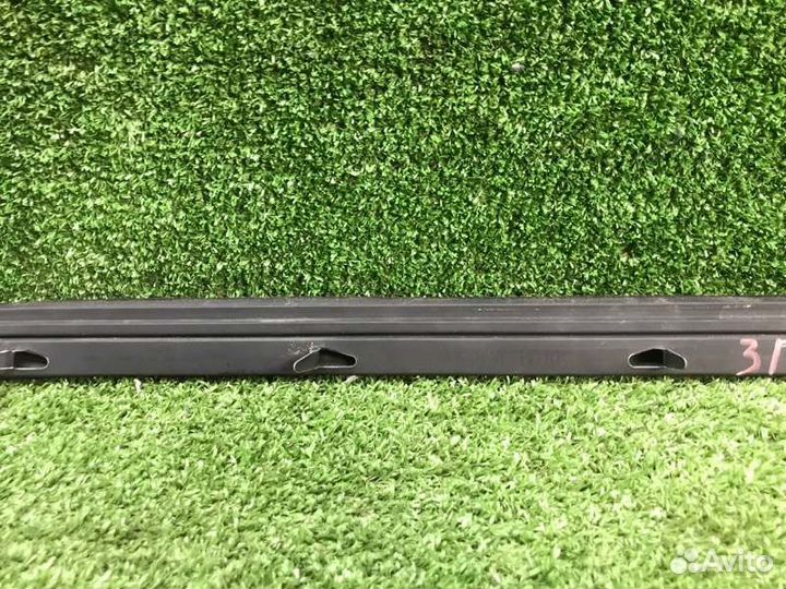 Уплотнитель стекла двери задний правый Toyota Rav4