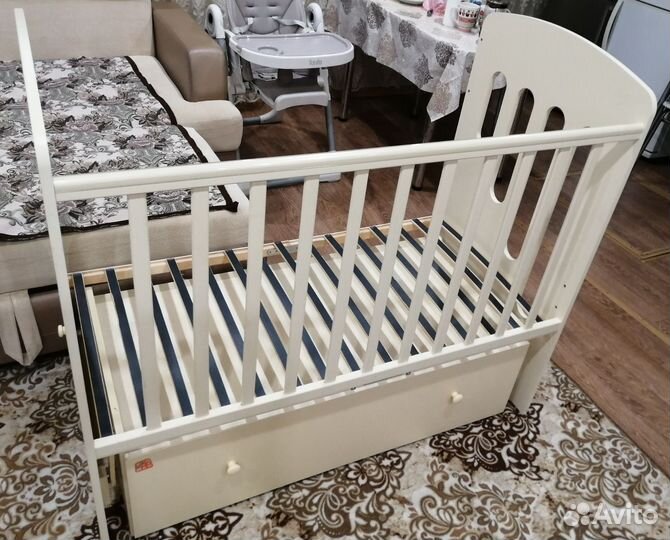 Детская кроватка с маятником и ящиком