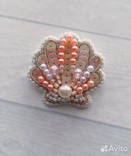 Брошь из бисера ракушка с жемчужиной
