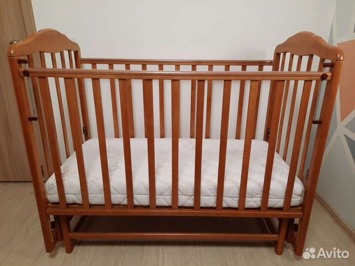 Кроватка детская с маятником и матрасом