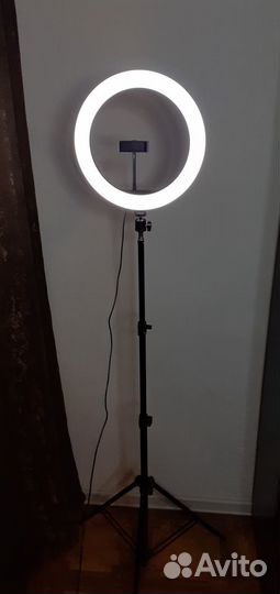 Кольцевая лампа на штативе