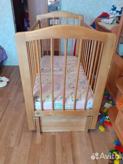 Детская кровать с маятником и матрасом