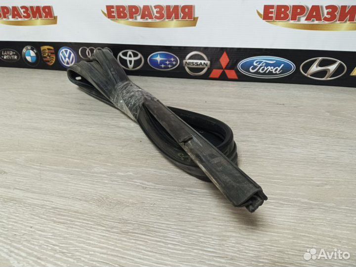 Уплотнитель стекла двери передний правый Ford