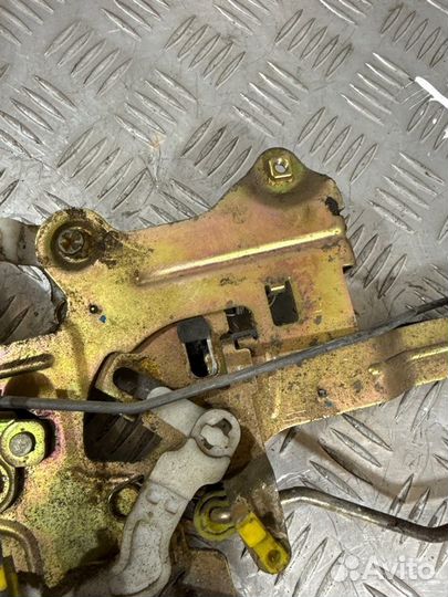 Замок двери задний правый Hyundai Starex D4BH 2004