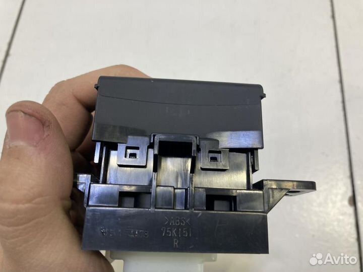 Кнопка фиксатора стояночного тормоза Toyota Camry