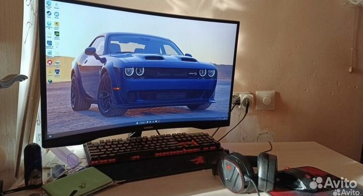 Игровой компьютер с монитором и клавиатурой