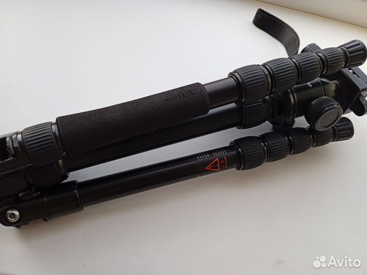 Штатив для видеокамеры