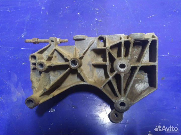 Кронштейн двс Renault Logan