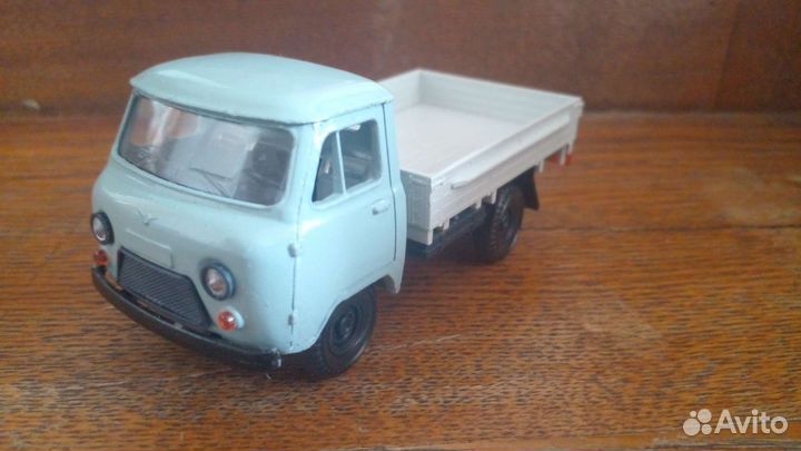 Модель 1/43 УАЗ 452д