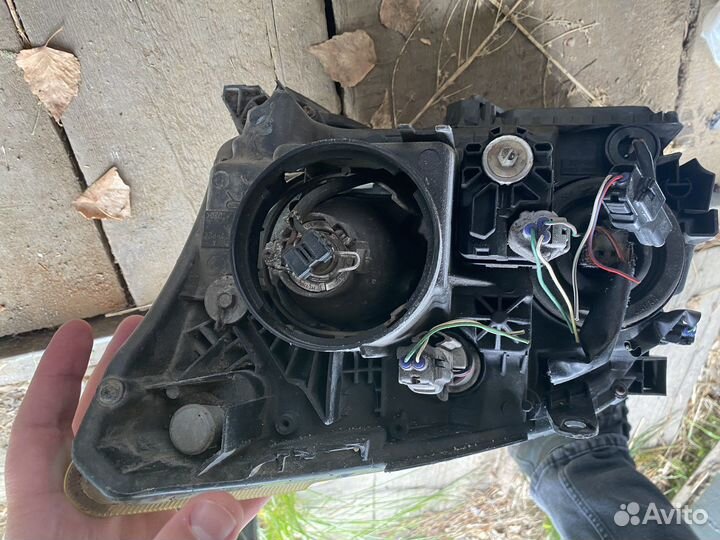 Фара toyota avensis