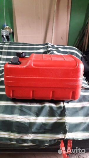 Переносной топливный бак к лодочному мотору