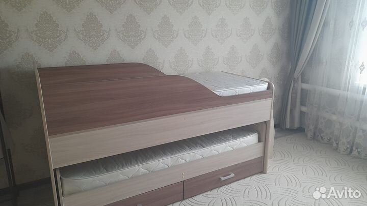 Кровать двухьярусная