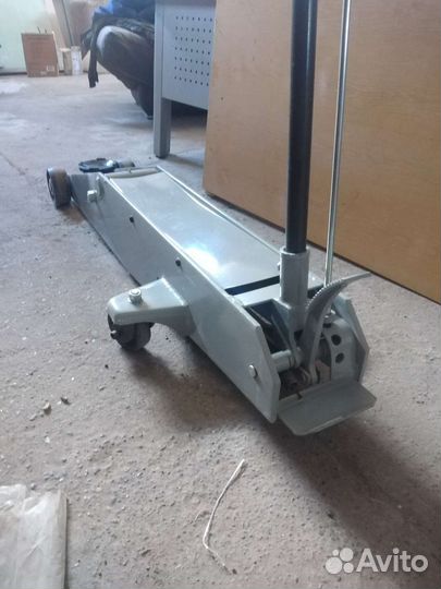 Домкрат гидравлический подкатной 10 т