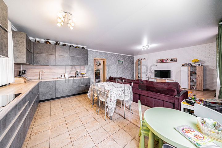 Коттедж 179 м² на участке 10 сот.