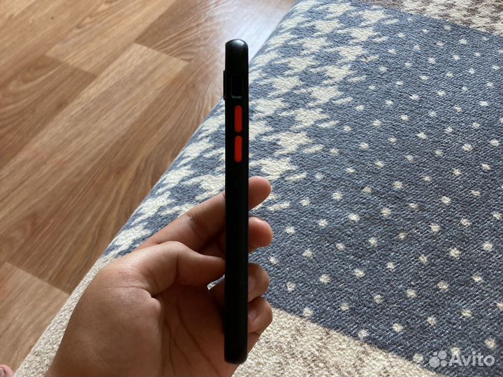 Продам два чехла на iPhone