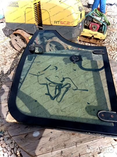 Стекло дверное, верхнее на экскаватор Терекс 825