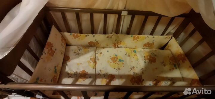 Детская кроватка с маятником и ящиком