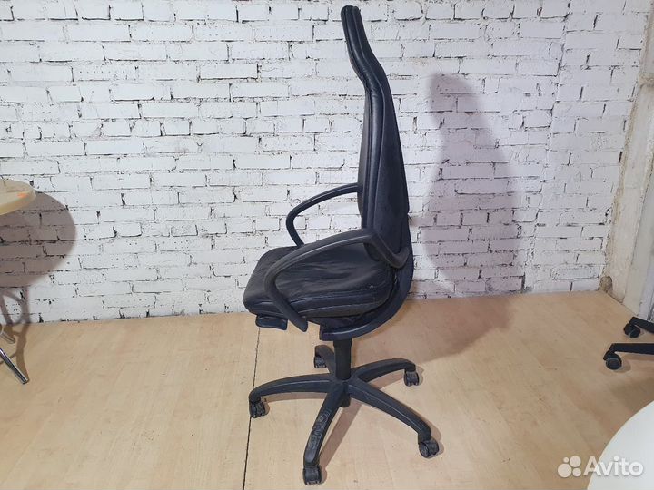 Кресло на колесах кожа