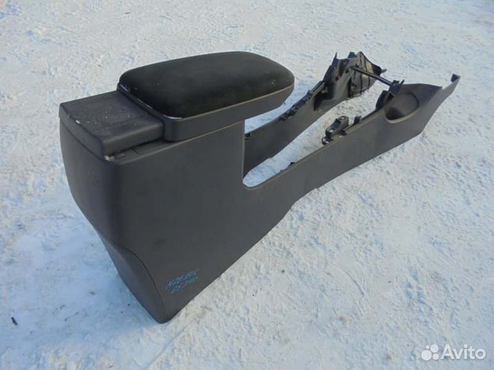 Бардачок между сиденьями Toyota Corolla Fielder