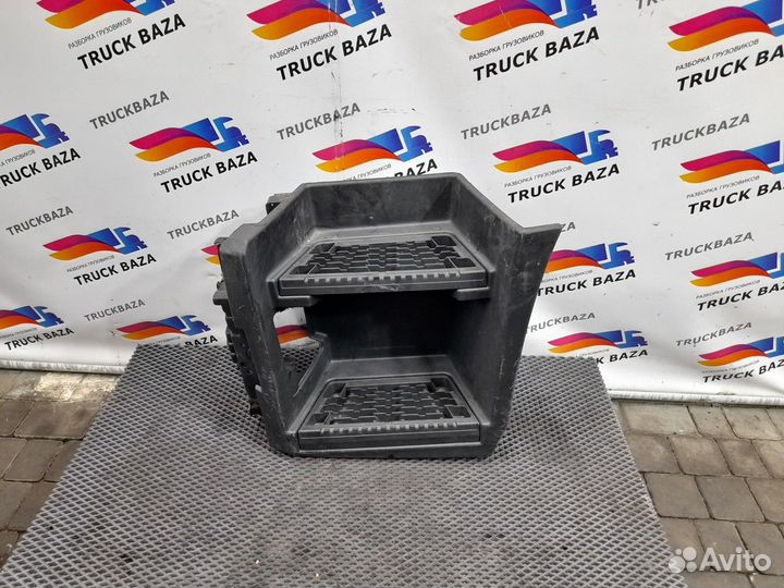 Подножка левая в сборе Renault T