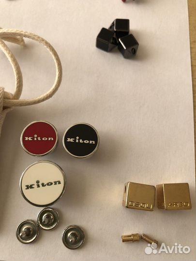 Сет из брендовых бирок, пуговиц, аксессуаров