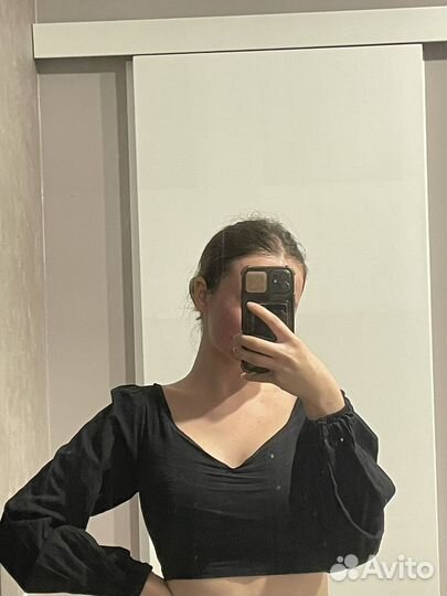 Черный топ с длинным рукавом на молнии