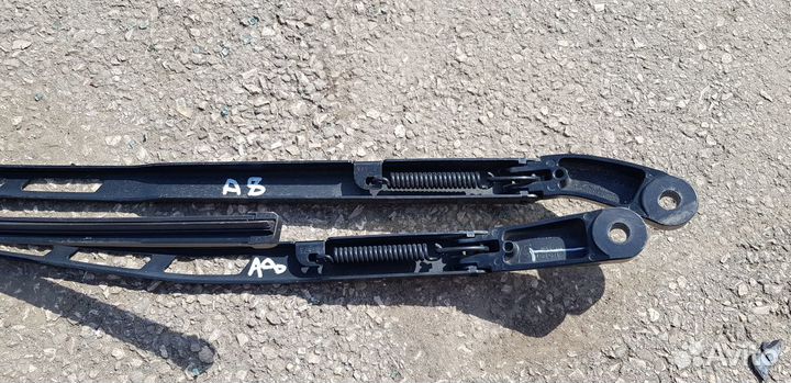 Audi A8 D4 Поводок упор дворника