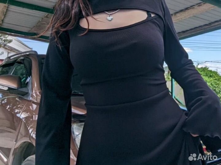 Черное облегающее платье с вырезом