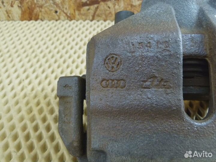 Суппорт передний левый VW Scirocco 2008-2017 (1K0615123E)