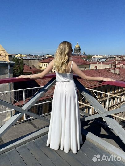 Платье белое длинное с разрезом 42