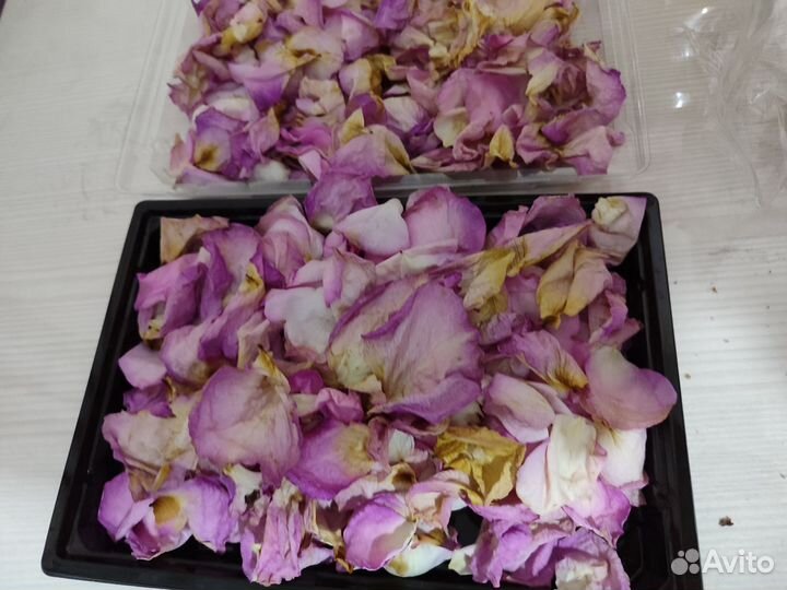 Лепестки роз