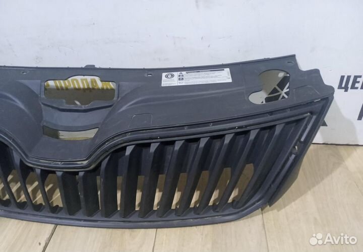 Решетка радиатора бу Skoda Rapid OEM 5JA853668
