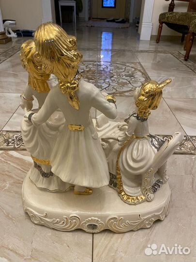 Статуэтка фарфоровая
