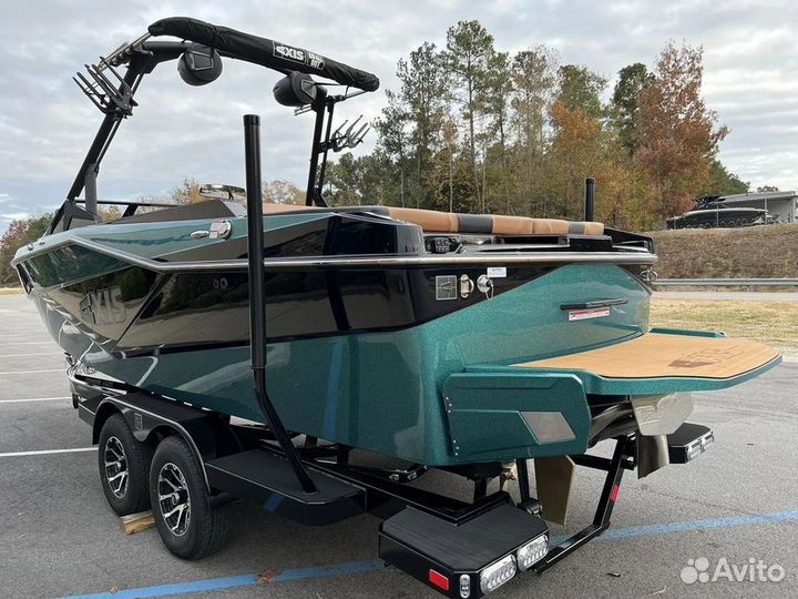 Катер Axis T235 буксировщик