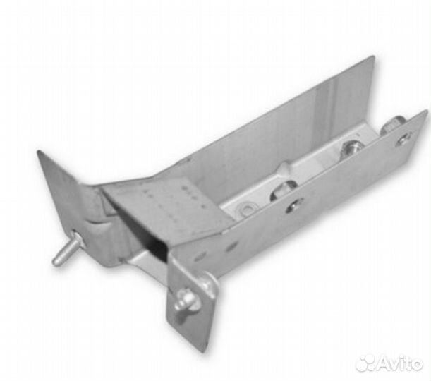 Правый кронштейн усилителя бампера сайбер, стратус