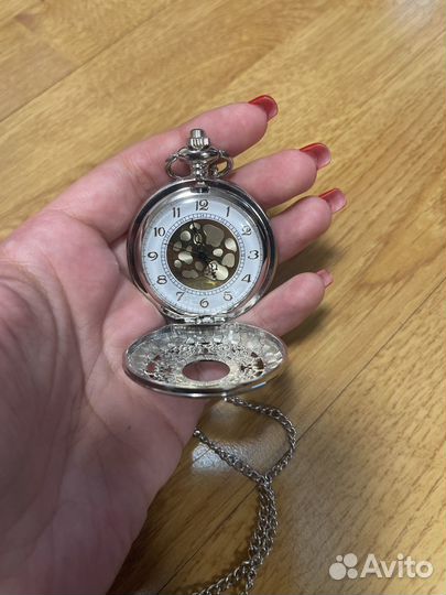 Часы на цепочке