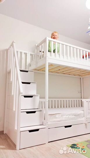 Двухъярусная кровать с лестницей комодом