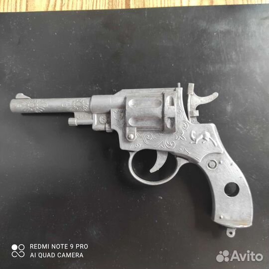 Детская игрушка пистолет СССР