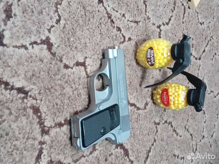 Игрушечный пистолет с пульками