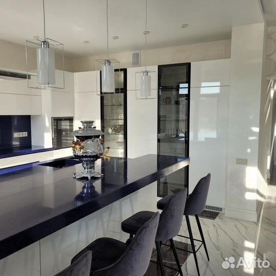 Кухня современном стиле с островом под ключ